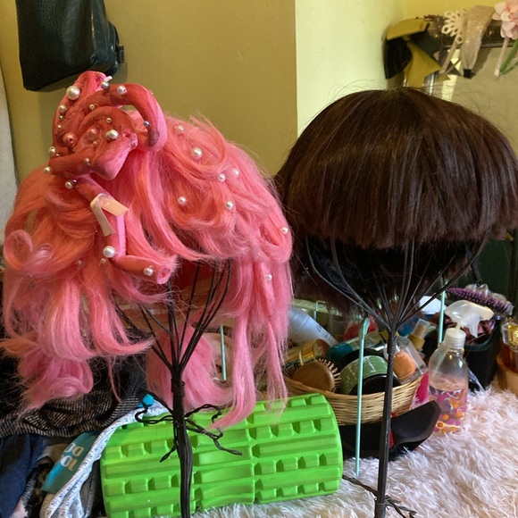 19 assorted wigs!!! Scroll to see all of them - Picture 12 of 13